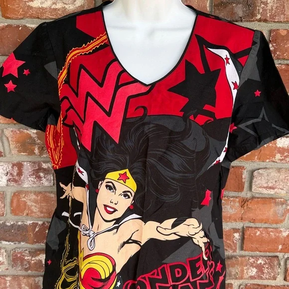 Wonder Woman Graphic V-Neck scrub Top size medium - Picture 2 of 6